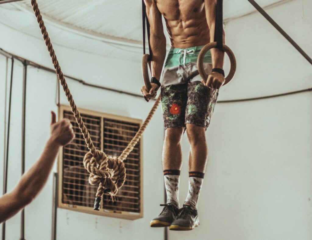 crossfit athlete doing a ring muscle up