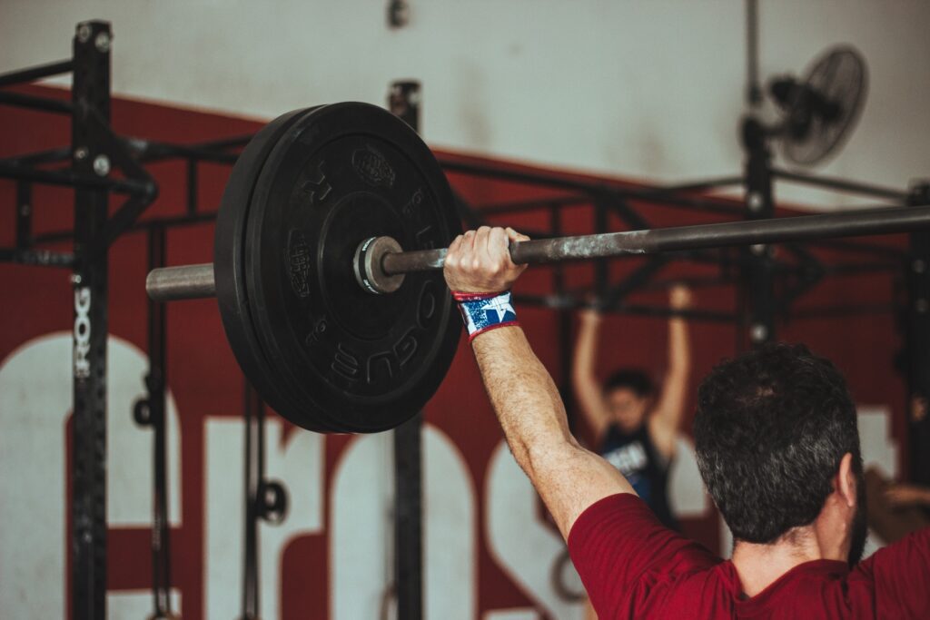 male crossfit athlete holding a snatch lift